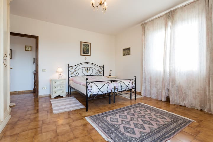 غرفة النوم الرئيسية (البيت الرئيسي)