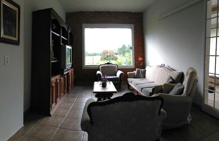 Sala de TV e estar com vista para lagoa
