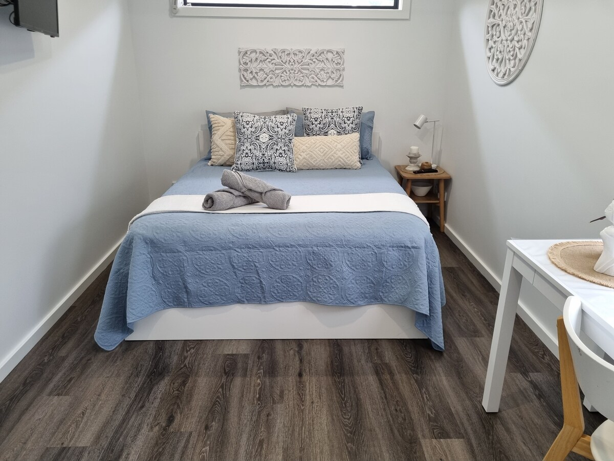 سرير بحجم كوين. يمكن إضافة سرير إضافي لاستيعاب ضيوف إضافيين بواسطة سرير مزدوج قابل للطي أو مزدوج