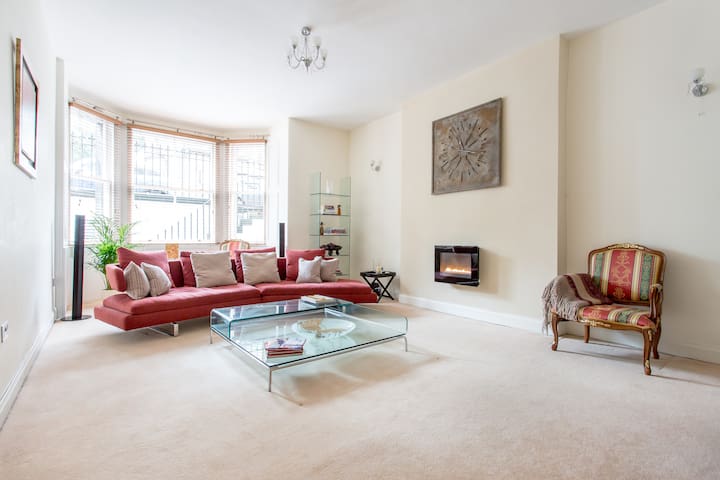 🔑 Spacious Central Retreat | 2BR, Garage & Garden