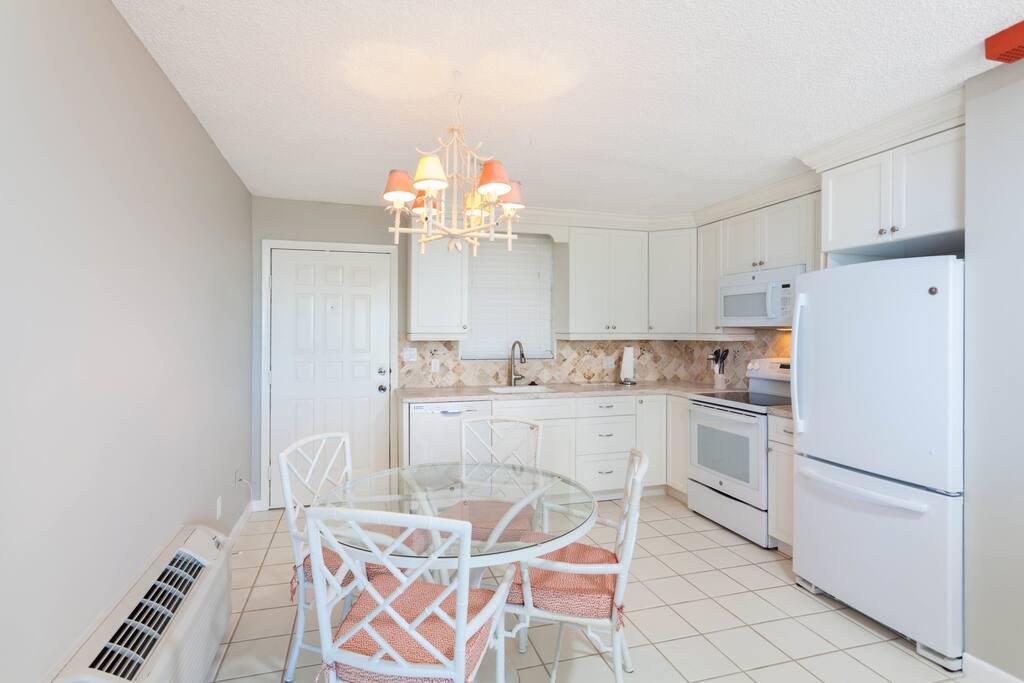Kitchen Area & Dining - Seats 4