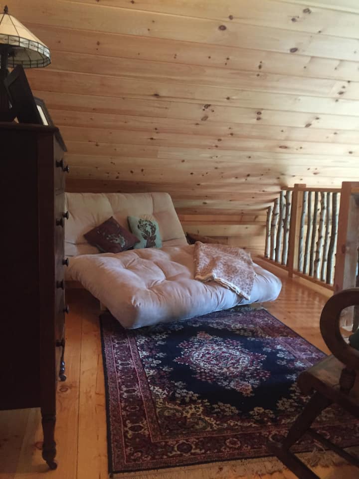 Loft me futon me madhësi të plotë.