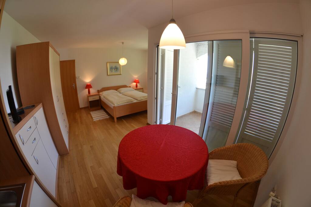 Schlafzimmer + Miniküche