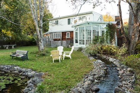 WOODSTOCK VILLAGE COUNTRY HOME