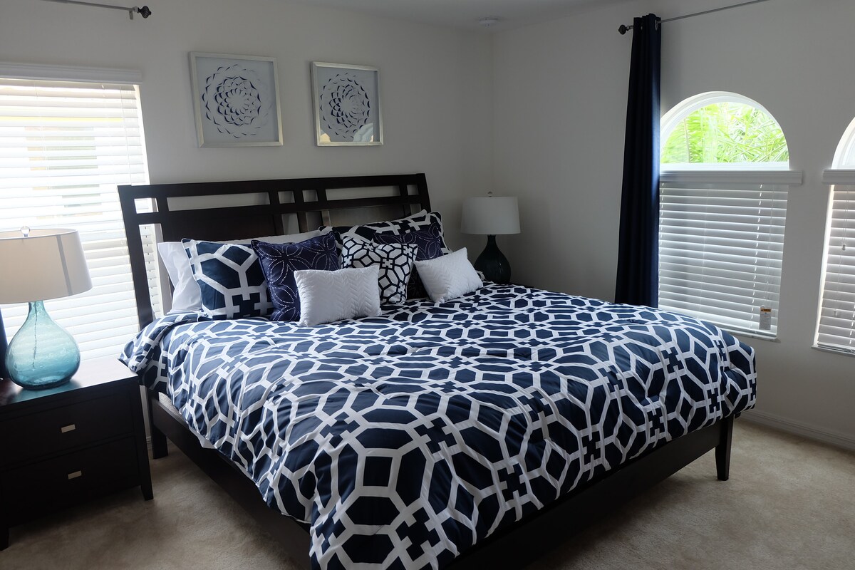 Კომფორტული დიდი საწოლი ტელევიზორითა და მასიური გარდერობით