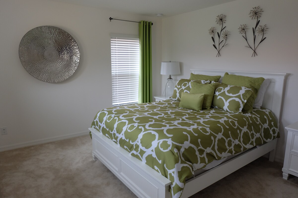 Ძალიან ლამაზი დედოფალი - ფავორიტი სტუმრებს შორის