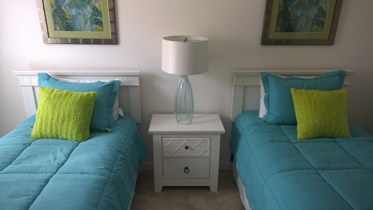 Უმშვენიერესი ორადგილიანი საწოლიანი ოთახი ზრდასრულებისთვის ან ბავშვებისთვის