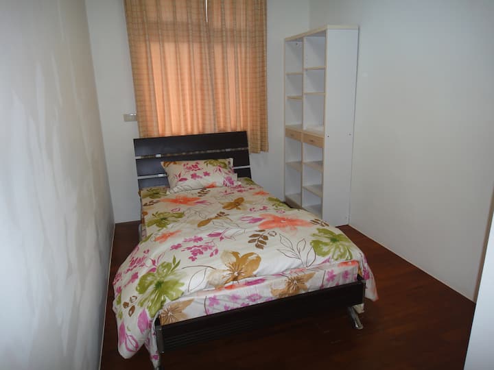 Kitanda cha chumba kimoja (chenye baridi na joto, hakuna televisheni)