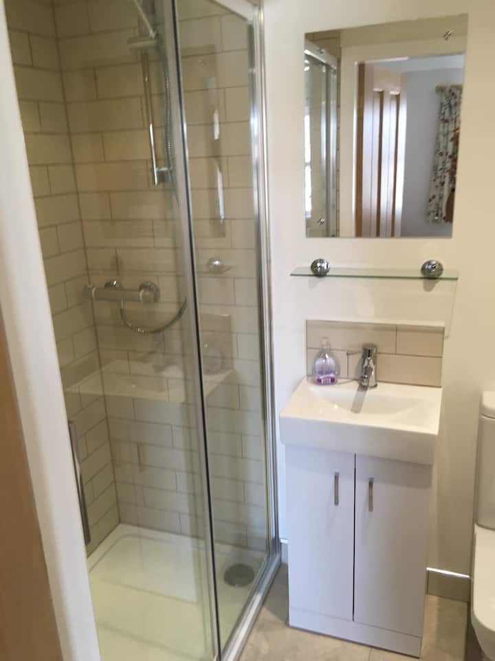 ห้องนอนพร้อมห้องน้ำในตัว 1