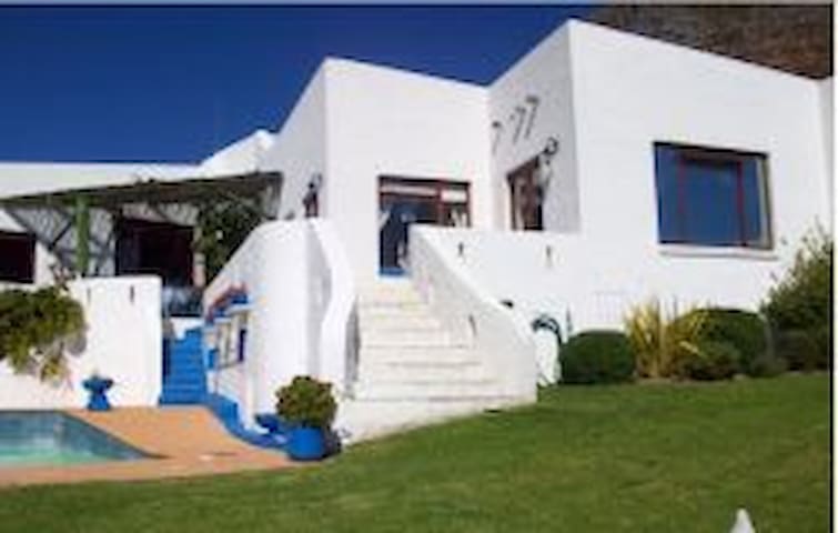 Rocky Beach Holiday Home with Panoramic Sea Views gallery image 4