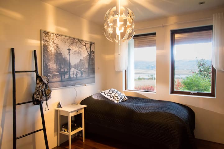 Second bedroom with (large) single bed