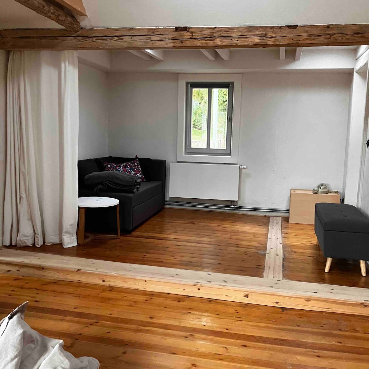 Rozkladacia pohovka s krabicami na hračky