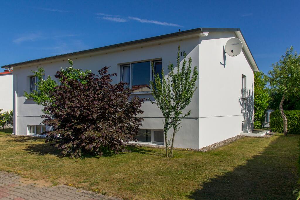 Straßenansicht mit ....