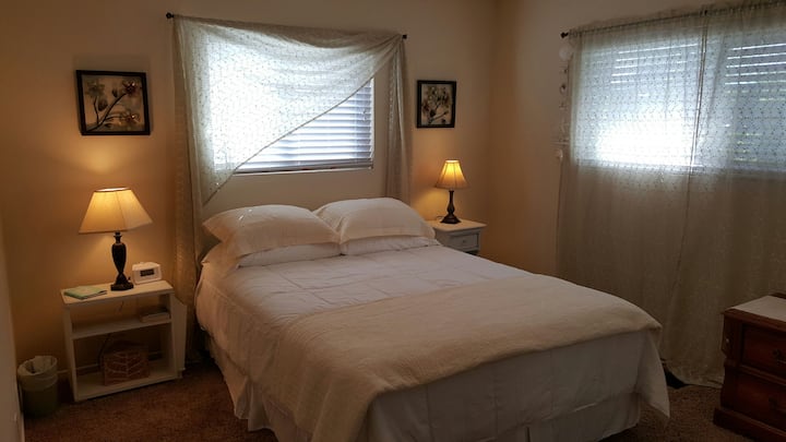 Cómoda cama queen, vestidor, armario, reloj/radio am-fm, nuevo ventilador de techo/luz, vistas al jardín.