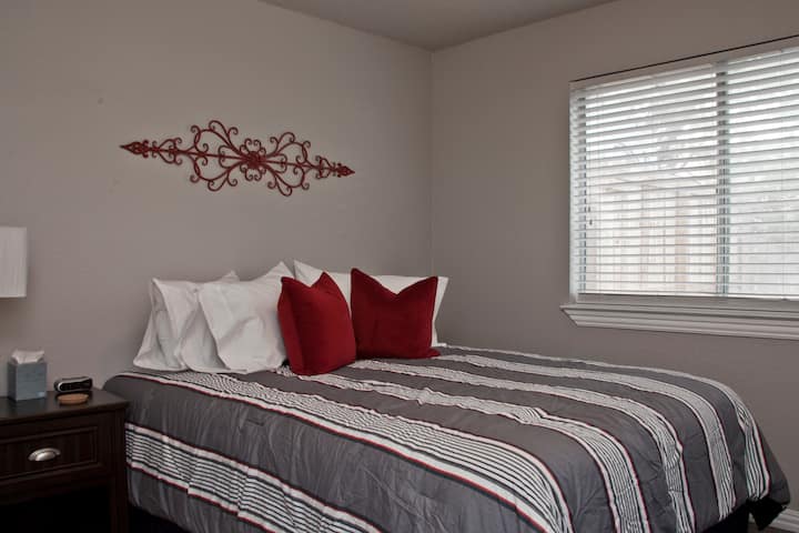 Მეორე საძინებელი 152 × 203 სმ ზომის საწოლით