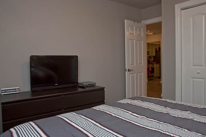 Საძინებლები ძალიან ტევადია სრული ზომის კომოდით და ღამის გასათევი