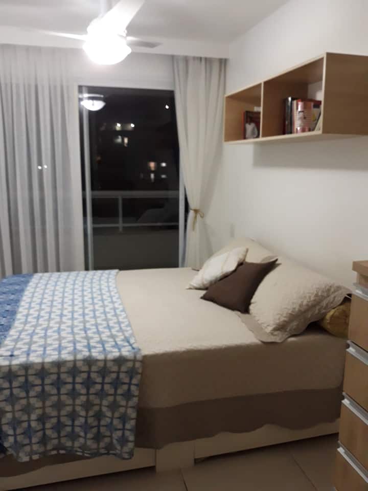 جناح مع مكيف هواء ومروحة سقف هي شرفة ممتازة 