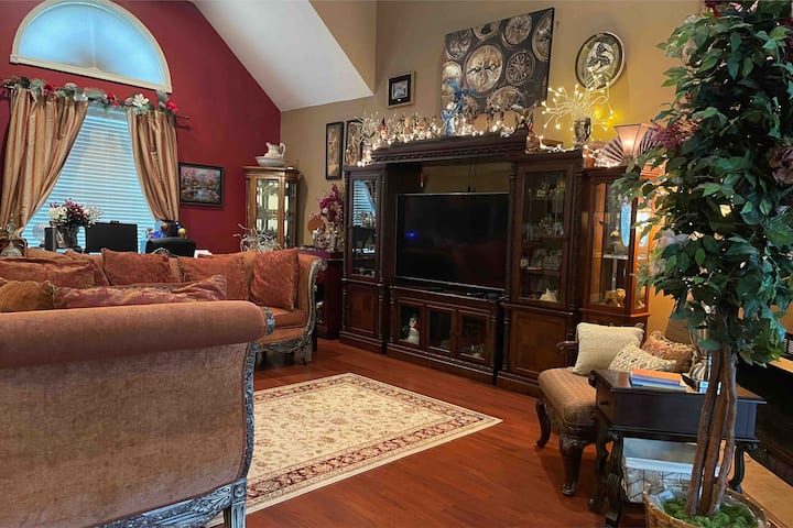 Comfort & Style - Hot Tub, Theater, Games - Bloomington, IL