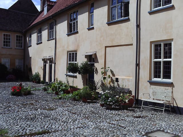 Cosy, Central Single in Grade 1 Listed House