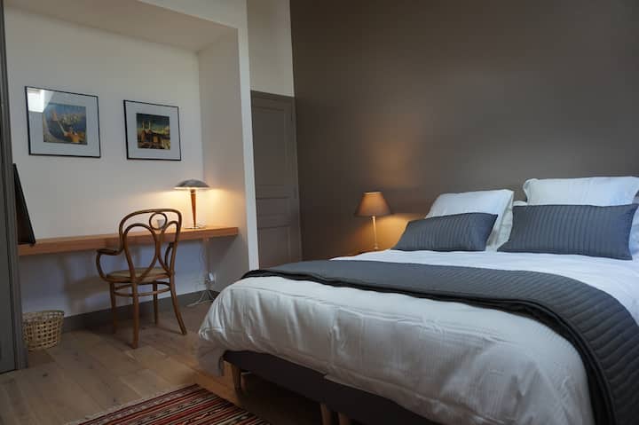 "Le Pressoir" - en el piso: la habitación del lado del jardín (1), tranquila (doble acristalamiento) y espaciosa (más de 20 m2). Cama de 160 x 200 cm,TV HD y baño privado con inodoro .