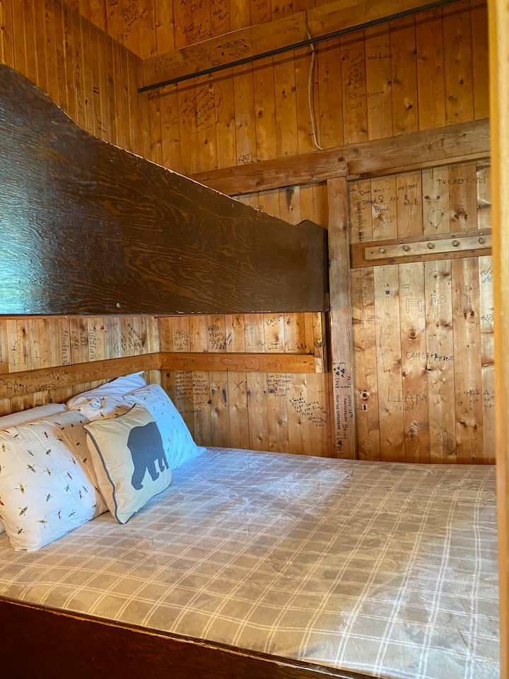 下铺标准双人床；上铺双人床-「房客营地」