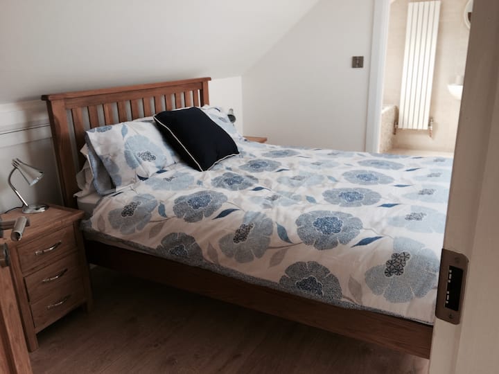Il s'agit de la chambre double principale avec salle de bain attenante en arrière-plan