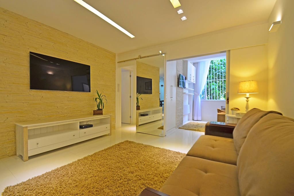 Sala com Smart TV Samsung com tv a cabo, internet wi-fi, sofa que se transforma em cama de casal.