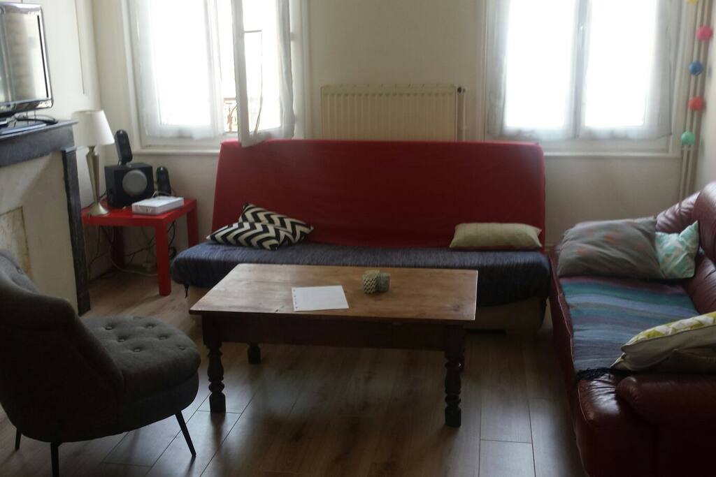 Le salon (attention il n'y a pas la télé c'est un simple écran)
