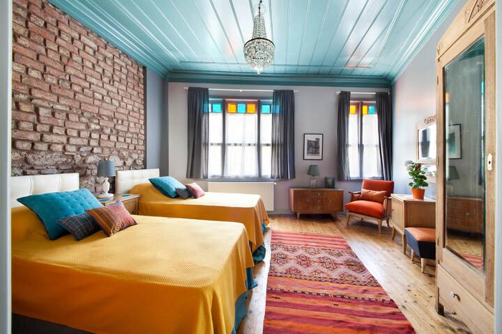 Two Neighboring Houses | 4 Bedrooms, 4 Bathrooms gallery image 2