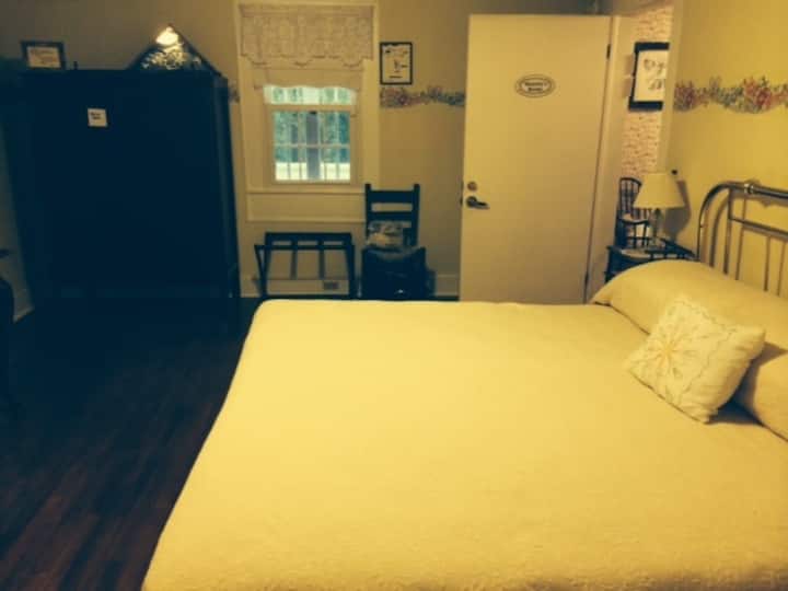 Home Place Mammy's Room Bed and breakfasts for Rent in Mooresburg