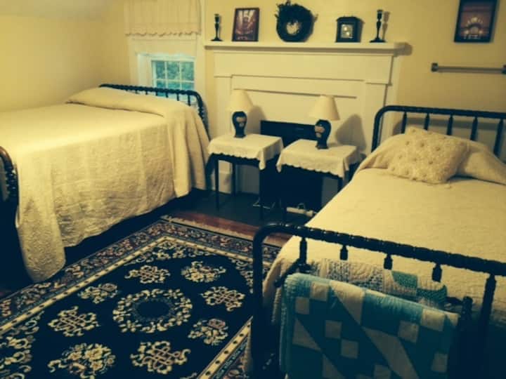 Home Place Nanny's Room Bed and breakfasts for Rent in Mooresburg