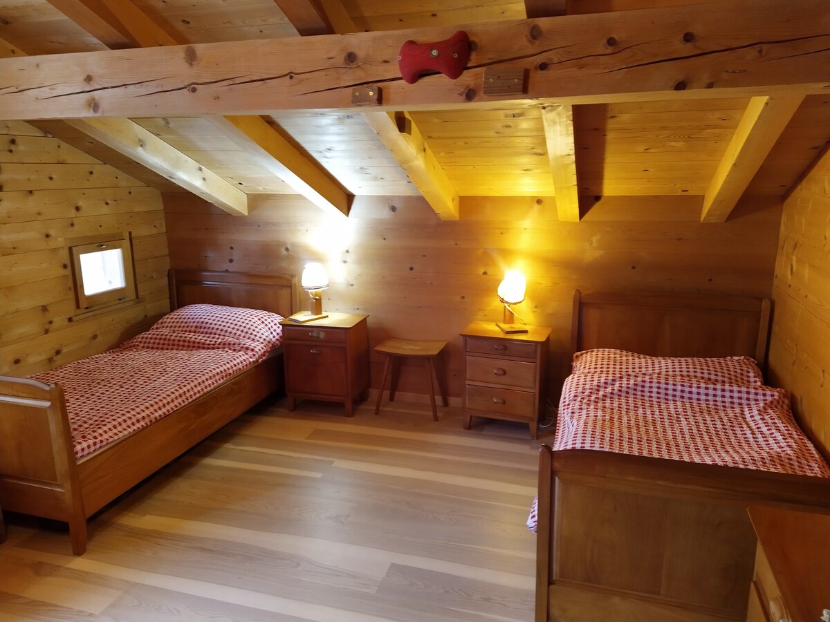 Habitación doble con acceso directo al balcón.