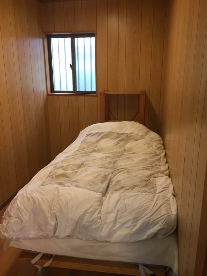 一个人可以睡在西式房间里。