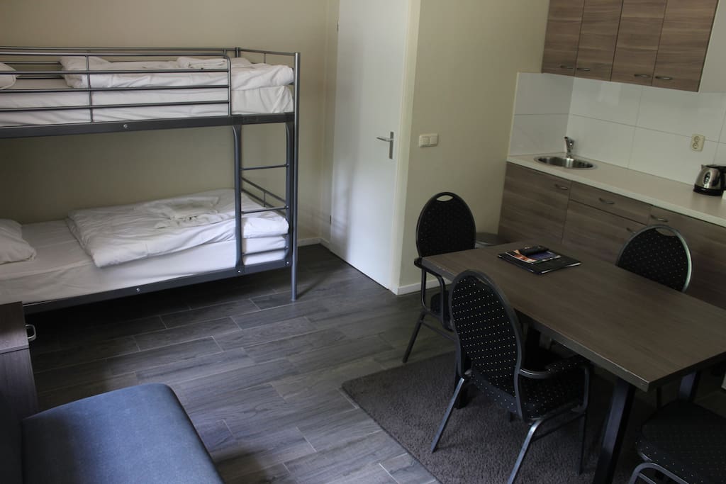 Woonkamer met stapelbed
