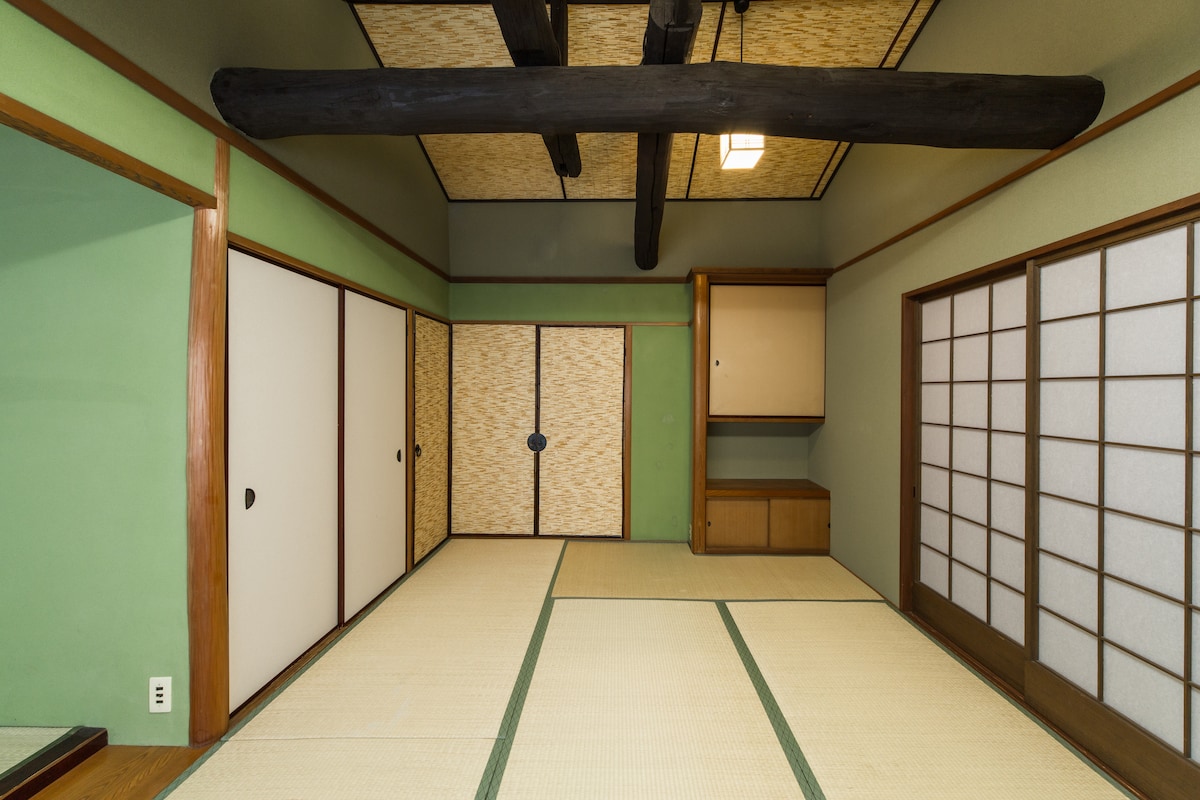 Pogled na sobu u japanskom stilu s tatami podovima i tradicionalnim japanskim kliznim vratima