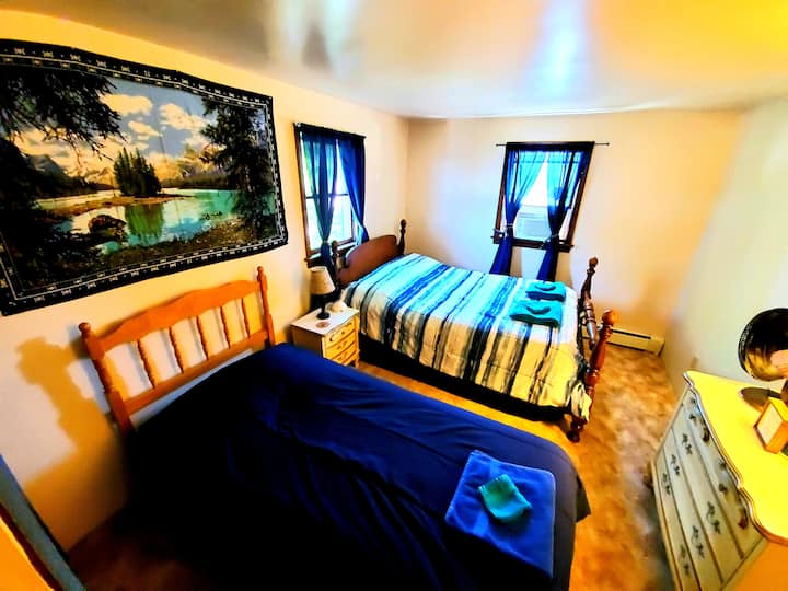 בחדר השינה של סטארבורד יש מיטה בגודל מלא ומיטת יחיד.