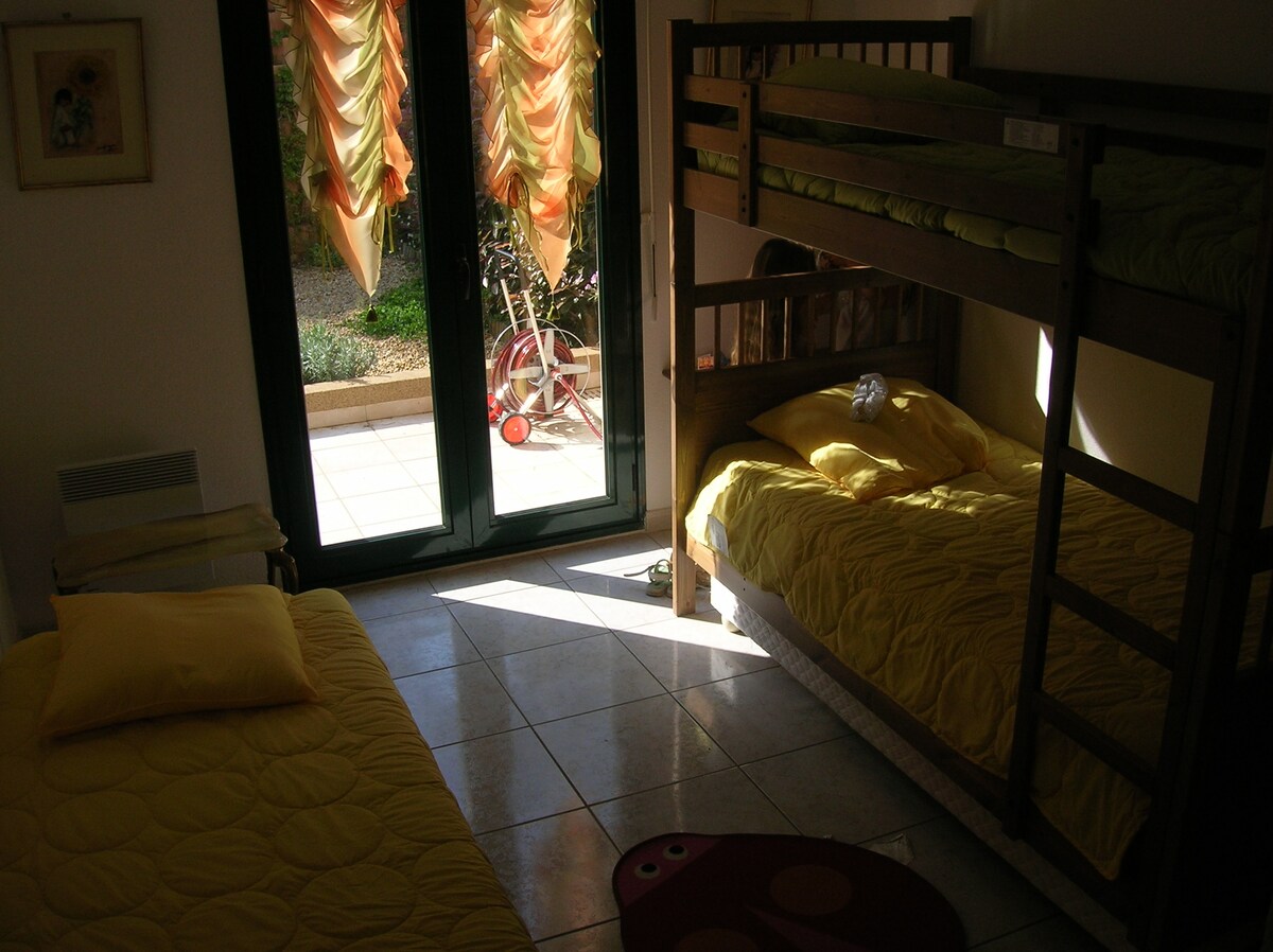 Habitación infantil 3 camas de las cuales 2 literas