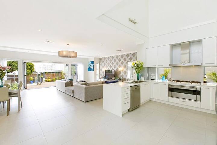 Modern North Curl Curl Beach House gallery image 2