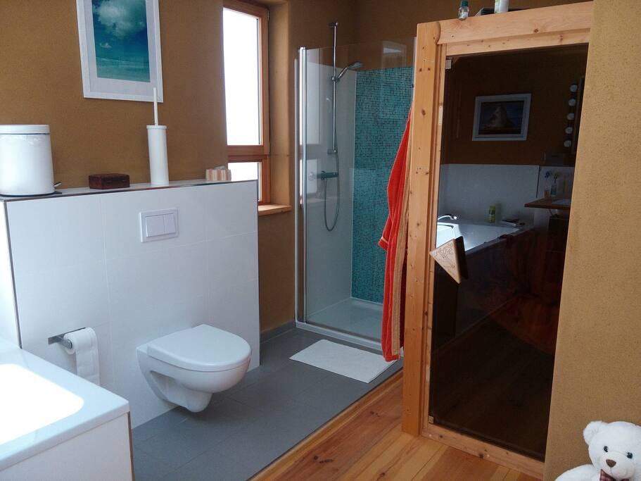 Großes Bad mit Sauna (OG)