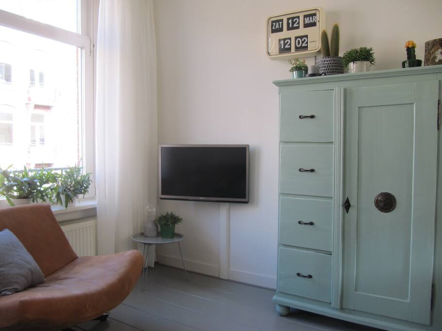 Cosy livingroom with flat-tv and hifi-set