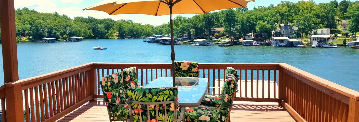 8MM Lakefront!2 kitchens,2 levels,3 decks,2 docks!