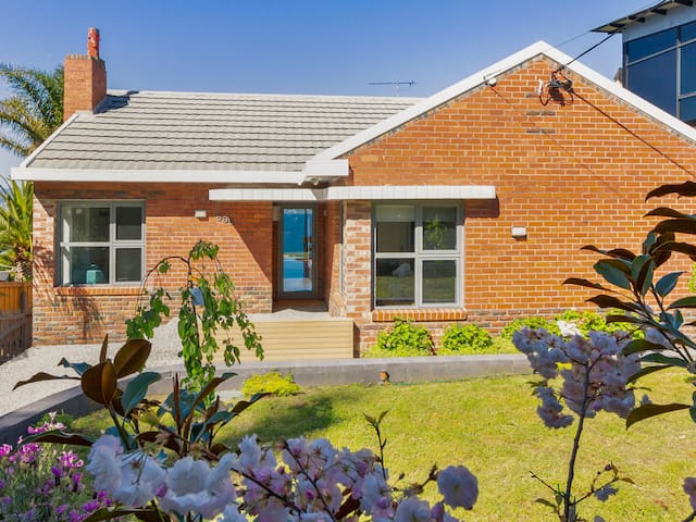 Absolute Waterfront Sandy Bay + Beach + EVcharger gallery image 2