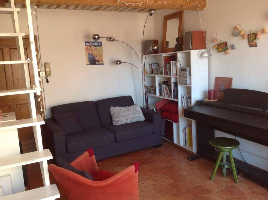 Salon cosy avec piano électronique & canapé convertible