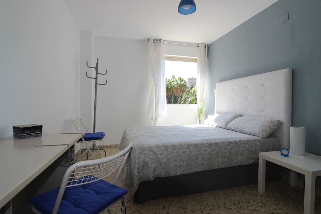The guest room with doble bed, desk and views to the park