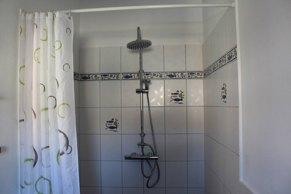 Geräumige Dusche