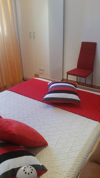 Chambre avec lit double & Penderie