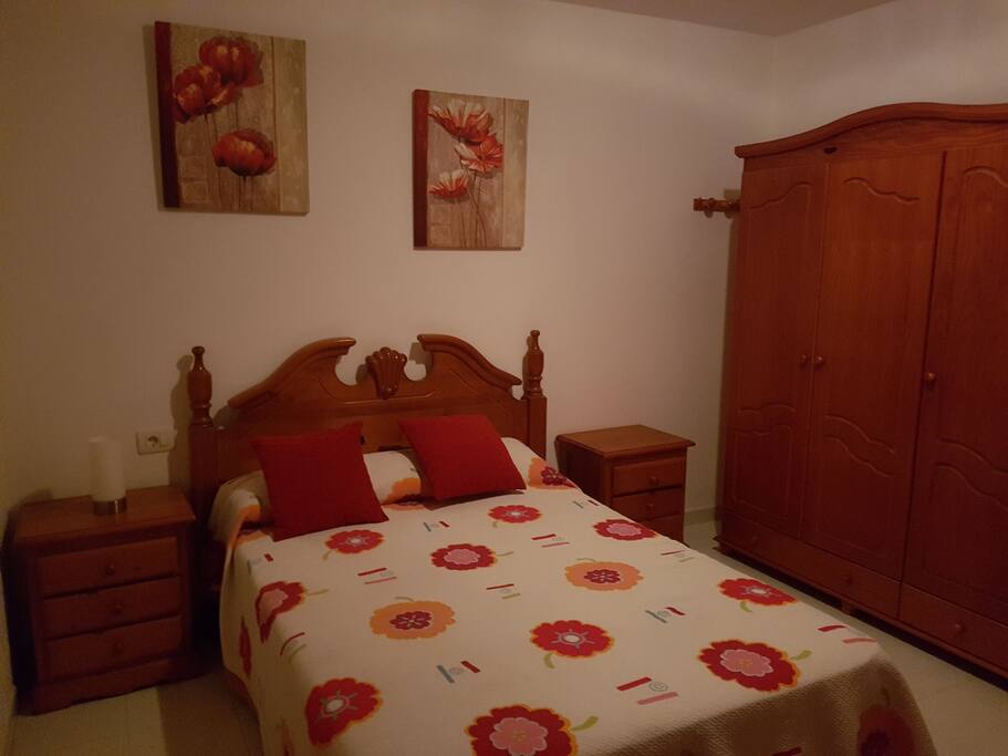 habitación principal con cama de 150cm