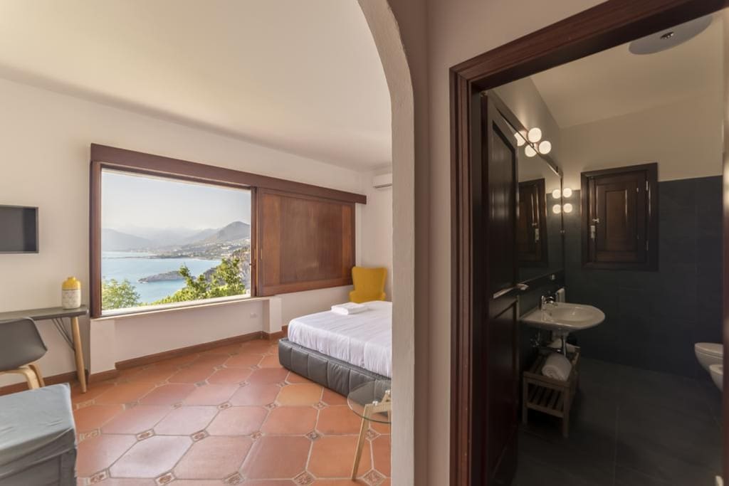 Camera elegante vista mare, dotata di letto matrimoniale con possibilità di letto aggiunto. Pavimento in cotto toscano di pregio.