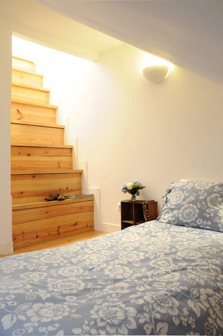 Zimmer 2 - Das Zimmer mit einem Einzelbett - die Treppe, die du sehen kannst, ist hauptsächlich zur Dekoration (du wirst verstehen, warum, wenn du dort ankommst)