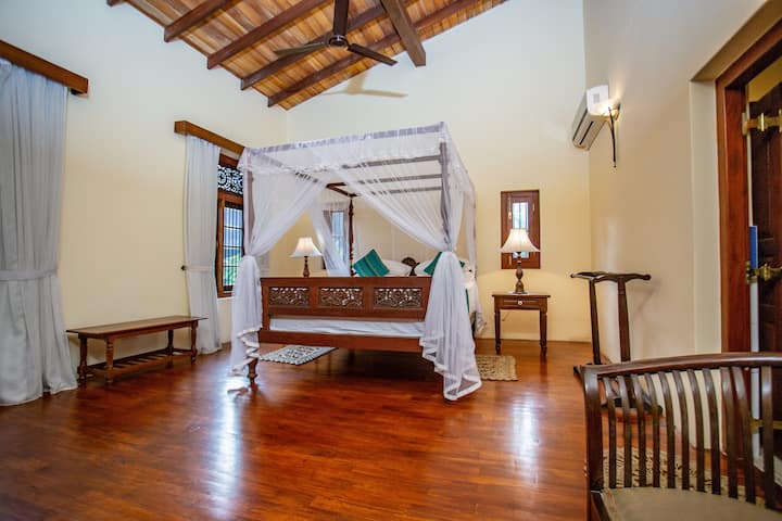 Აუზის ოთახში არის კონდიციონერი, ჭერის ვენტილატორი.  Დიდი ზომის საწოლი. გარდერობი. Სატელიტური ტელევიზია,  სეიფი,  მიმაგრებული სააბაზანო.  Აუზისა და აუზის ხედი.